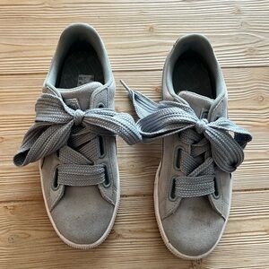 PUMA Women’s Suede Bow Sneakers – Light Grey – Size 8.5